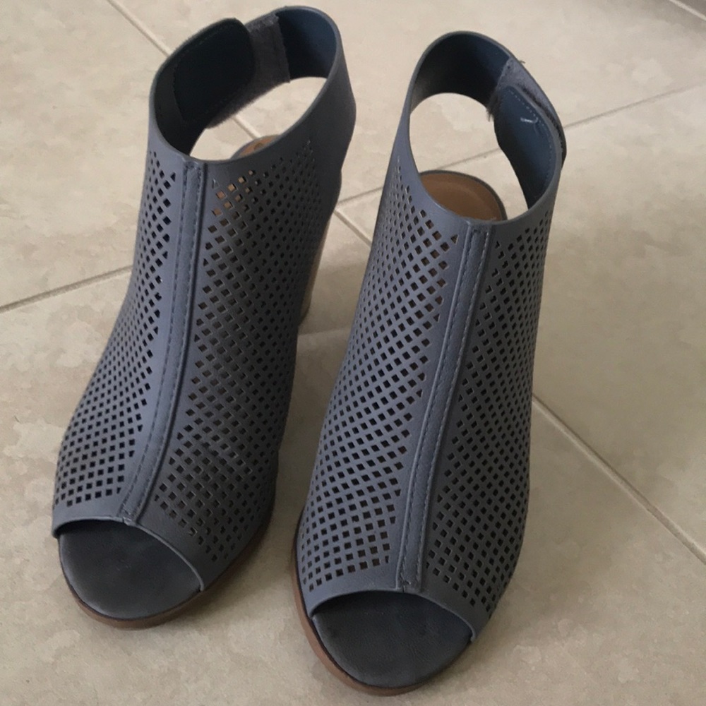 Perforated blue/grey heels